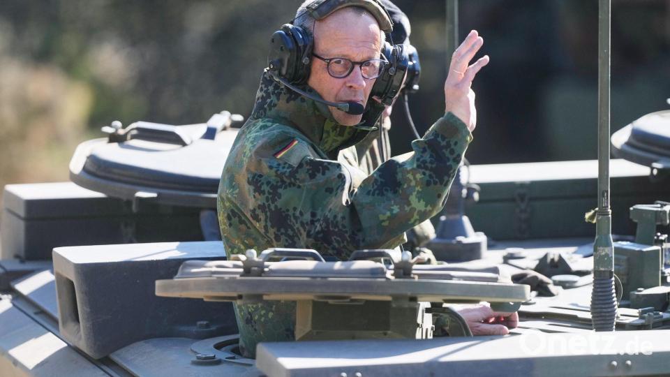Der Kanzler grüßt aus einem gepanzerten Fahrzeug beim Truppenbesuch in Munster. Bild: Markus Schreiber/AP POOL/dpa