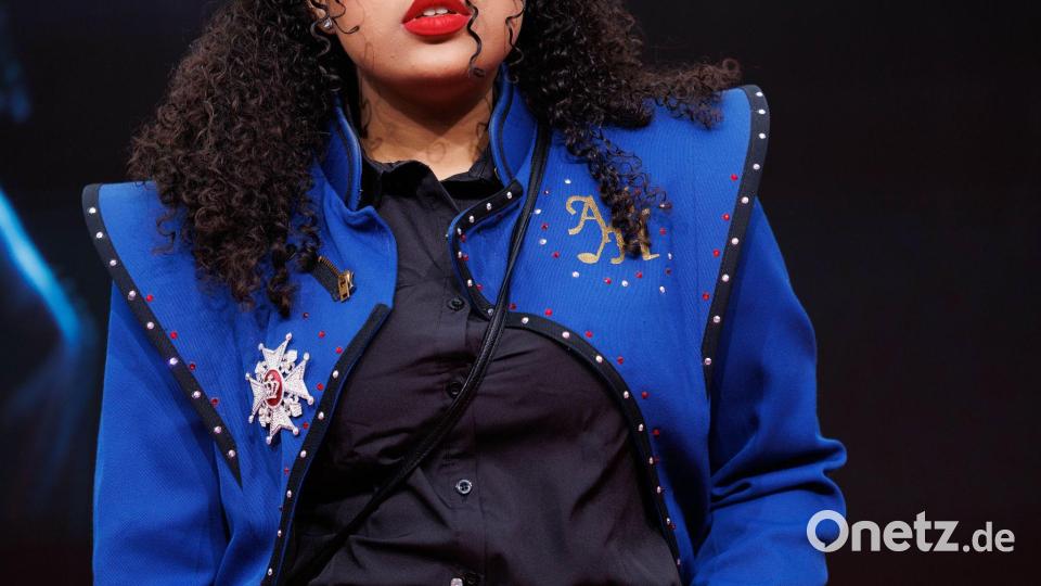 Viele Fans kamen zur internationalen Premiere von „Michael“ im typischen Michael Jackson-Look. (Archivbild) Bild: Carsten Koall/dpa