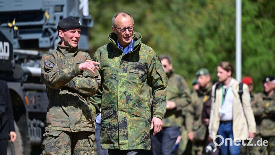 Merz (r) lässt sich vom Inspekteur des Heeres, Generalleutnant Christian Freuding, informieren. Bild: Philipp Schulze/dpa