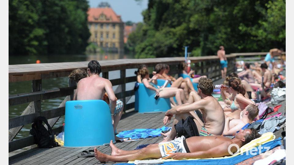 Im Hainbad schwimmt man im Fluss mit schöner Aussicht auf die Bamberger Altstadt. (Archivbild) Bild: picture alliance / dpa