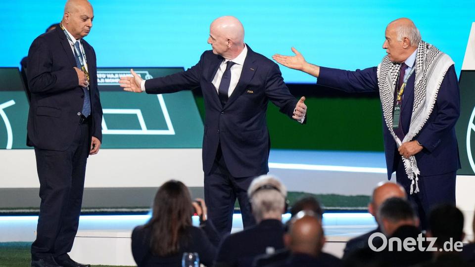 Auf der Kongressbühne stehen sich die Vertreter aus Israel und Palästina gegenüber. FIFA-Chef Infantino will vermitteln. Bild: Darryl Dyck/The Canadian Press/AP/dpa