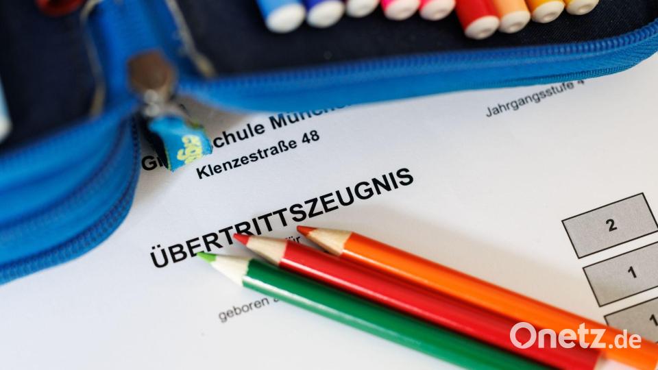 Die Übertrittszeugnisse bekommen die Viertklässlerinnen und -klässler am Montag. (Symbolbild) Bild: Matthias Balk/dpa