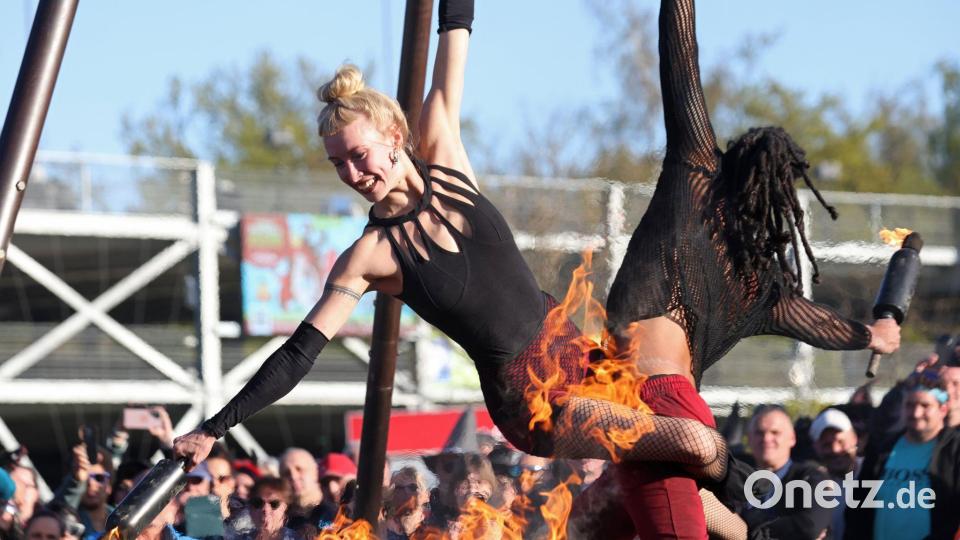 Thale: Hexentanzplatz in Feierlaune – Arial Fire Show begeistert mit Akrobatik bei Walpurgis Bild: Matthias Bein/dpa