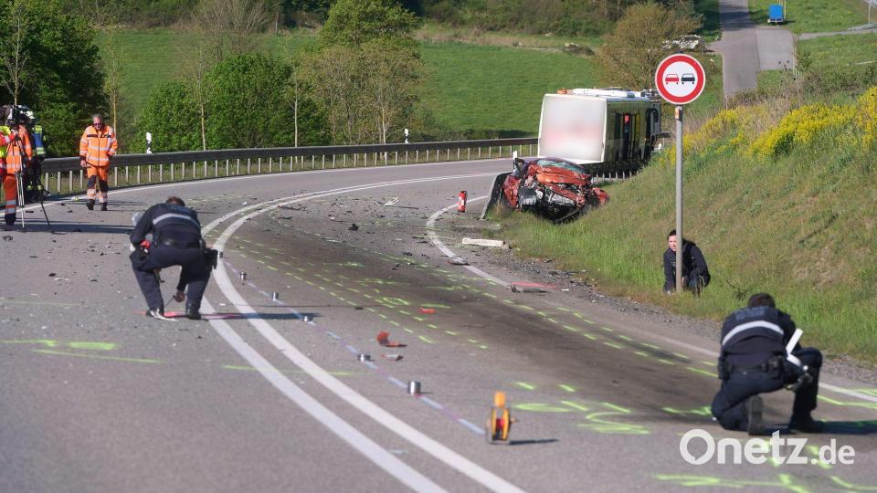 Um 7.00 Uhr stießen den Angaben zufolge zwei Autos und ein Linienbus zusammen. Bild: Thomas Frey/dpa
