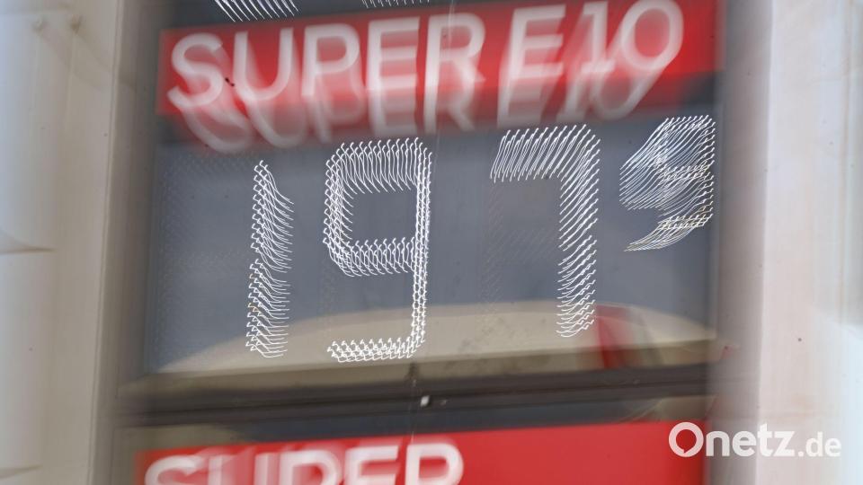 Am 1. Mai könnte der Preis für Super E10 an vielen Tankstellen unter 2 Euro fallen. (Archivbild) Bild: Bernd Weißbrod/dpa