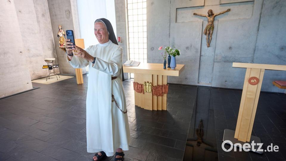 Schwester Ursula postet auch Videos auf Instagram. Bild: Thomas Frey/dpa