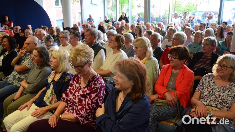 Rund 150 Besucher lauschen den Songs von Christoph Baierl. Manche müssen sogar draußen zuhören. Bild: Kunz