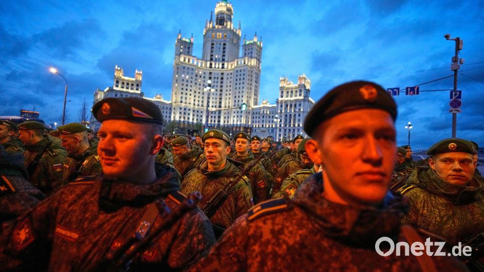 Russische Soldaten bereiten sich in Moskau auf eine Probe der Militärparade zum Tag des Sieges vor. Bild: Alexander Zemlianichenko/AP/dpa
