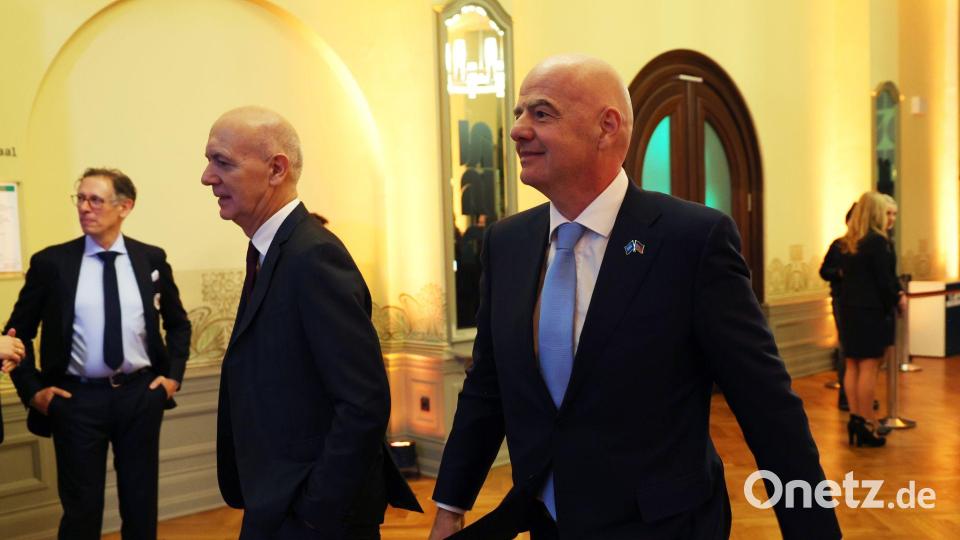 Das Verhältnis des DFB mit Bernd Neuendorf (l) zur FIFA und Gianni Infantino hat sich inzwischen entspannt. (Archivbild) Bild: Maja Hitij/Getty Images Europe Pool/dpa