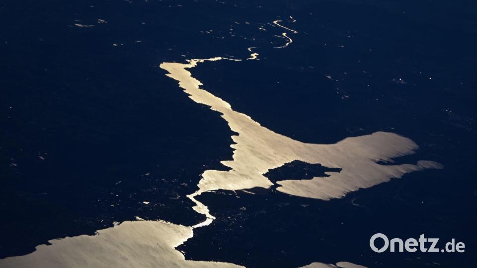 Die Sonne reflektiert sich im Bodensee, während die Stadt Konstanz, die Inseln Reichenau und Mainau sowie der Untersee und der Rhein zu sehen sind. (Aufnahme aus einem Flugzeug) Bild: Sebastian Gollnow/dpa