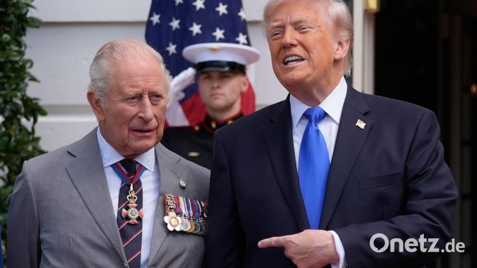 US-Präsident Donald Trump (r) spricht neben dem britischen König Charles III. während einer Verabschiedungszeremonie auf dem Südrasen des Weißen Hauses. Bild: Manuel Balce Ceneta/AP/dpa