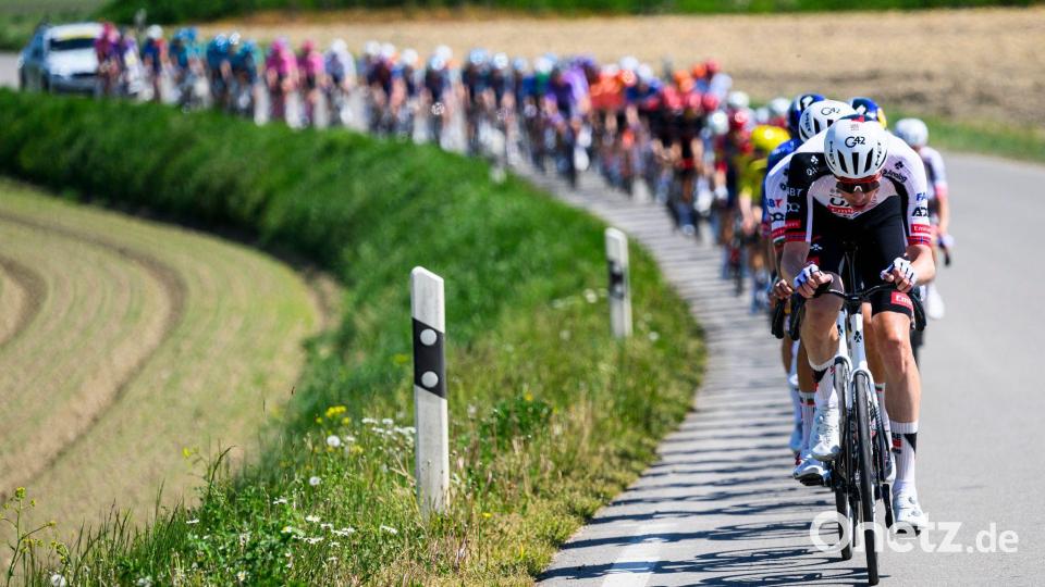 Die Fahrer sind während der dritten Etappe der Tour de Romandie auf dem Weg in den Zielort Orbe. Bild: Jean-Christophe Bott/KEYSTONE/dpa