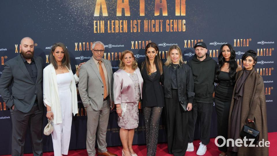 Auch die Witwe von Xatar, Farvah Hajab (M), und andere Familienmitglieder kamen zur Preview der Doku „XATAR – Ein Leben ist nicht genug“. Bild: Soeren Stache/dpa