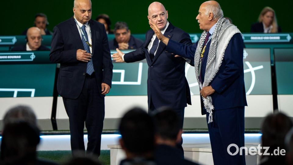 Gianni Infantino (M) kann Dschibril Radschub, Präsident des Palästinensischen Verbandes, und den israelischen Vizechef Bassim Scheich Suliman (l) auf der Kongressbühne nicht versöhnen. Bild: Ethan Cairns/The Canadian Press/AP/dpa