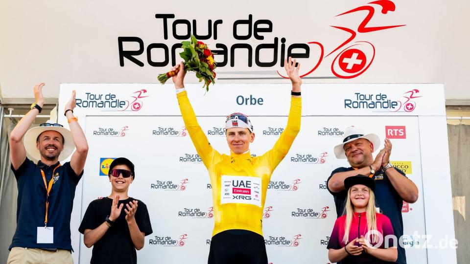 Tadej Pogacar führt die Gesamtwertung der Tour de Romandie weiter an. Bild: Jean-Christophe Bott/KEYSTONE/dpa