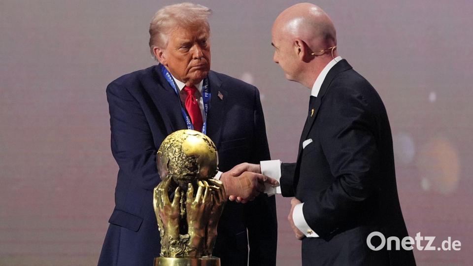 Donald Trump überlasst Gianni Infantino die Entscheidung über eine WM-Teilnahme des Iran. (Archivbild) Bild: Jacquelyn Martin/AP/dpa