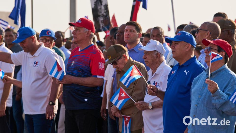 An der Kundgebung nahmen auch Präsident Díaz-Canel und Ex-Staatschef Castro teil. Bild: Ramon Espinosa/AP/dpa