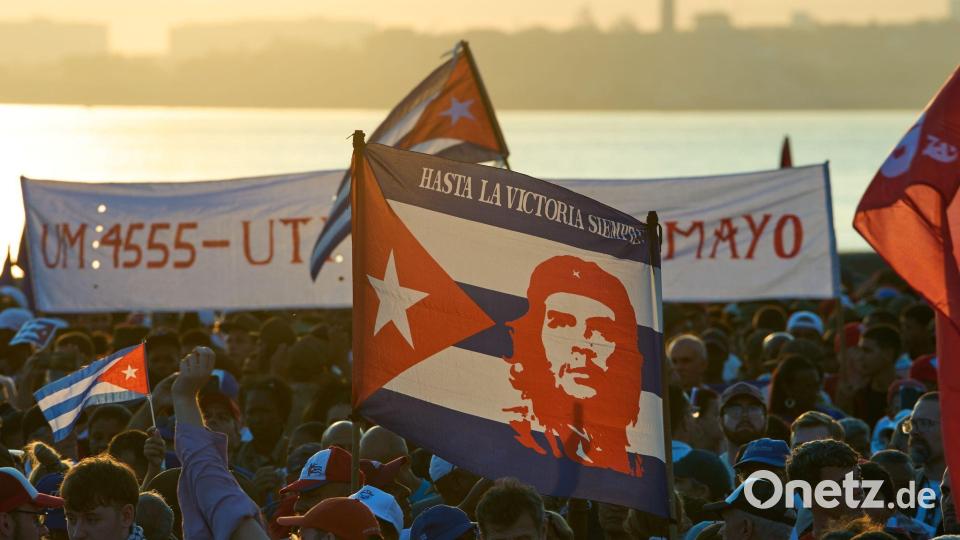 Hunderttausende Kubaner protestieren gegen das US-Embargo. Bild: Ramon Espinosa/AP/dpa