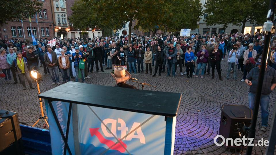 Die Rechtspopulisten sind seit Jahren an vielen Orten regelmäßig vertreten - nicht nur mit Infoständen, sondern auch bei Demonstrationen und Bürgerdialogen. (Archivbild) Bild: Heiko Rebsch/dpa