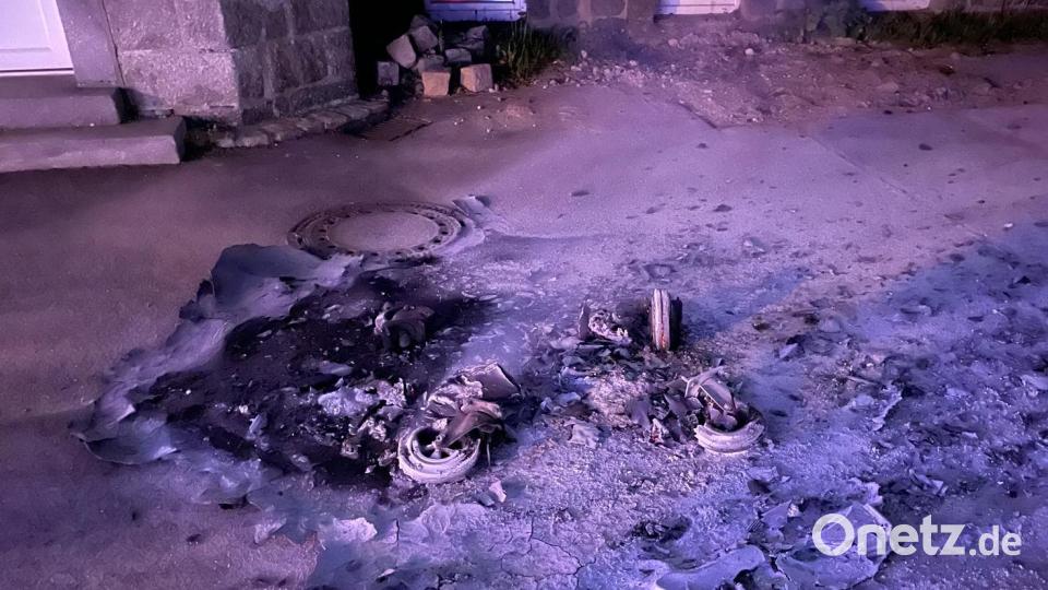 Wäre der Container näher an dem Wohngebäude gestanden, hätte sich der Brand laut Feuerwehr schnell ausweiten und erhebliche Schäden verursachen können. Bild: Stützpunktwehr Vohenstrauß/exb