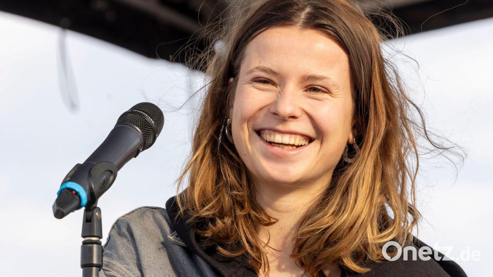 Klimaaktivistin Luisa Neubauer kommt auch in der neuen Papst-Doku der ARD zu Wort. (Archivbild) Bild: Helmut Fricke/dpa