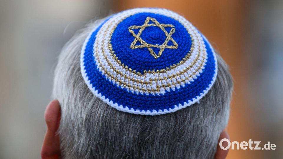 Einige Juden zeigen ihre Kippa nicht mehr in der Öffentlichkeit. (Archivbild) Bild: Robert Michael/dpa-Zentralbild/dpa