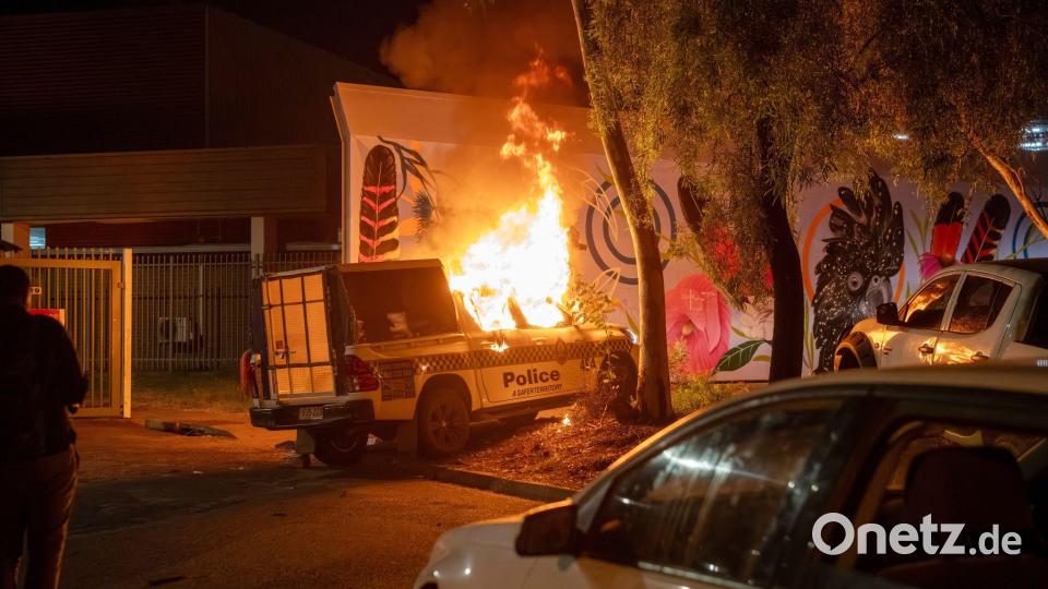 Ein Polizeifahrzeug brennt vor dem Krankenhaus in Alice Springs. Bild: Rhett Hammerton/AAP Image/AP/dpa