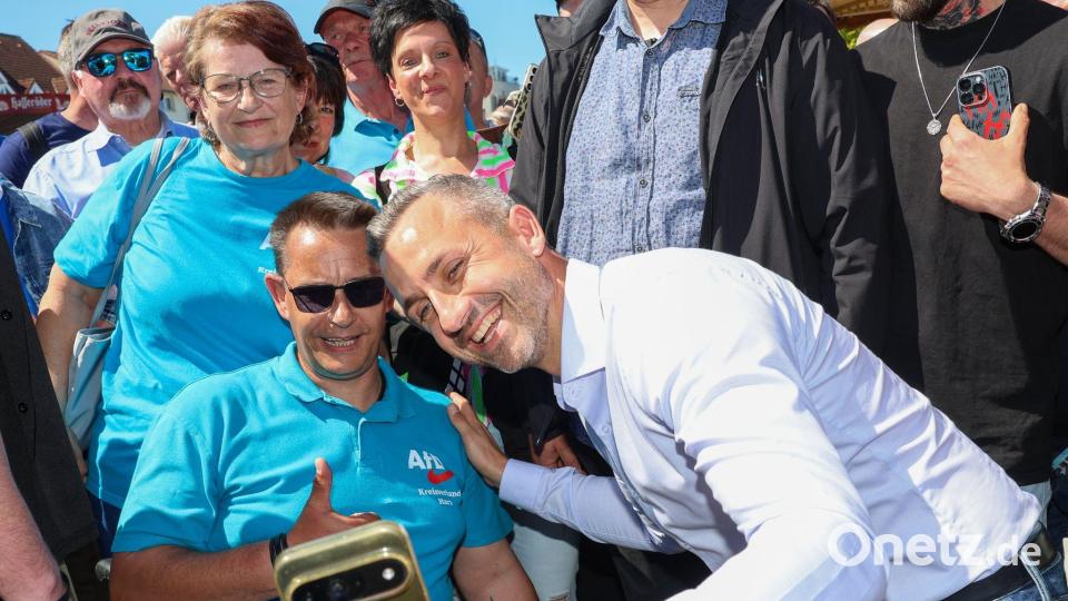 Beim Familienfest wird AfD-Spitzenkandidat Ulrich Siegmund empfangen wie ein Popstar und erfüllt stundenlang Autogramm- und Selfiewünsche. Bild: Peter Gercke/dpa