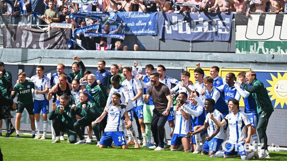 Schalke kann an diesem Samstag den Aufstieg perfekt machen. (Archivbild) Bild: Swen Pförtner/dpa