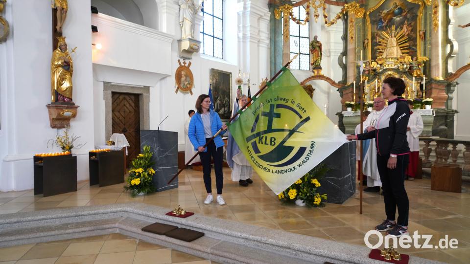 Am Ende des Wallfahrtseröffnunggottesdienstes segnet Pfarrer Norbert Götz die neue Fahne der Katholischen Landvolkwegung (KLB) Waldthurn Bild: fvo