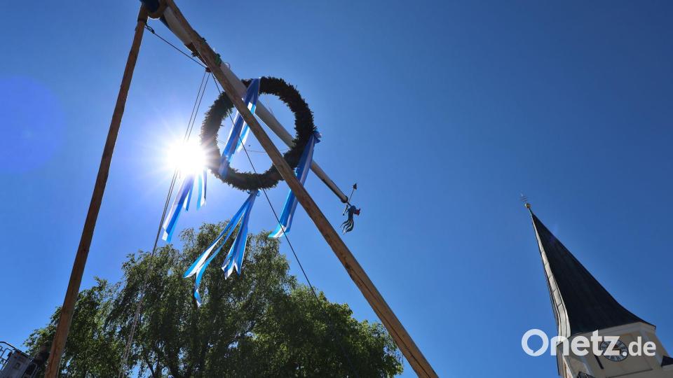 Der Maibaum soll nicht höher sein als der Kirchturm - das gebietet der Respekt. (Archivbild) Bild: Karl-Josef Hildenbrand/dpa