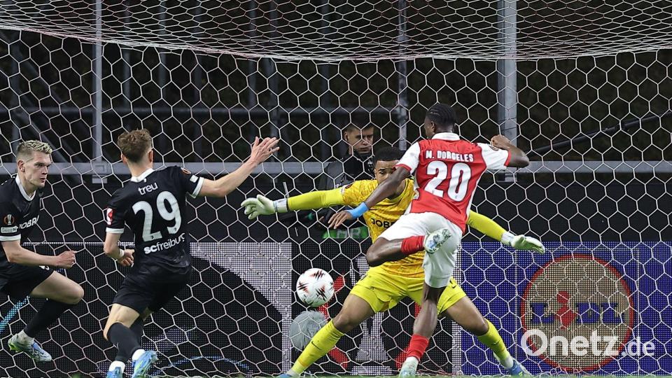 Chancenlos in der Nachspielzeit: Die SC-Defensive um Noah Atubolu Bild: Miguel Angelo Pereira/AP/dpa