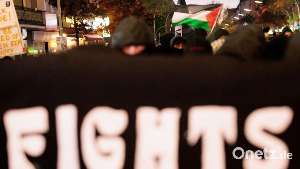 Teilnehmer halten ein Banner mit dem Wort „Fights“ während der Demonstration „Take back the Night“ im Berliner Bezirk Kreuzberg. Bild: Carsten Koall/dpa