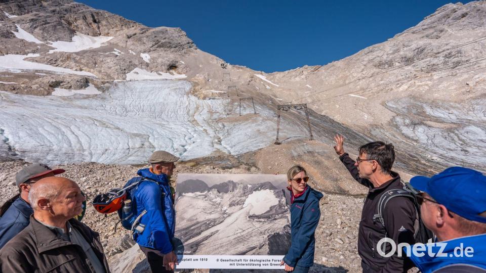 Der Geograph Hagg - hier an der Zugspitze vor dem schmelzenden Gletscher - sieht einen Ausstieg aus dem Klimaziel 2040 kritisch. (Archivbild) Bild: Michael Kappeler/dpa