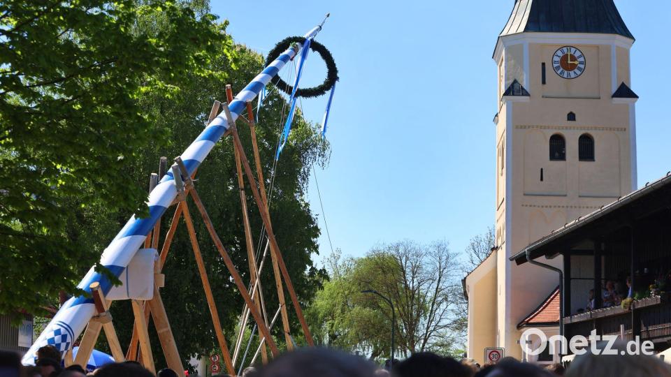 Im vergangenen Jahr bekam Taufkirchen bei München einen neuen Maibaum. (Archivbild) Bild: Karl-Josef Hildenbrand/dpa
