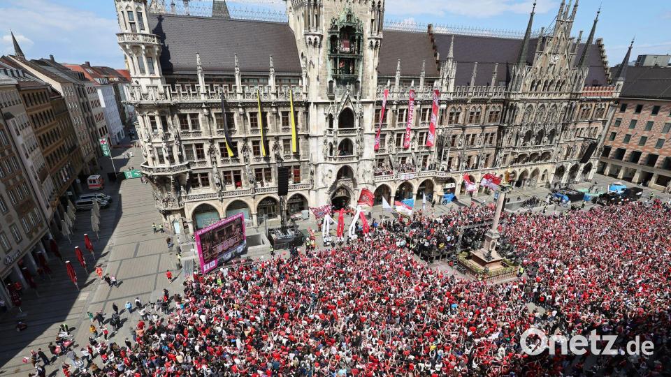 Auch dieses Jahr soll die Meisterfeier des FC Bayern auf dem Münchner Rathausbalkon steigen. (Archivbild) Bild: Daniel Löb/dpa