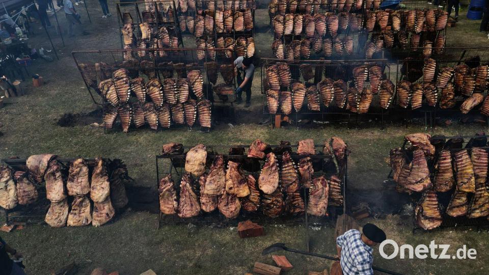 Rippengrillen in Argentinien Bild: Natacha Pisarenko/AP/dpa