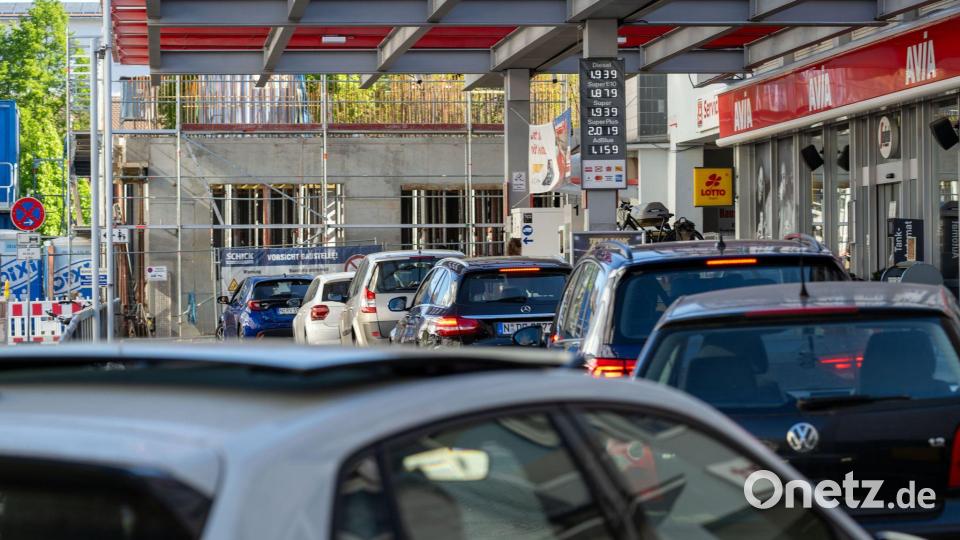 Steuersenkung: Autos stehen am 1. Mai an Tankstellen in Nürnberg Schlange Bild: Pia Bayer/dpa