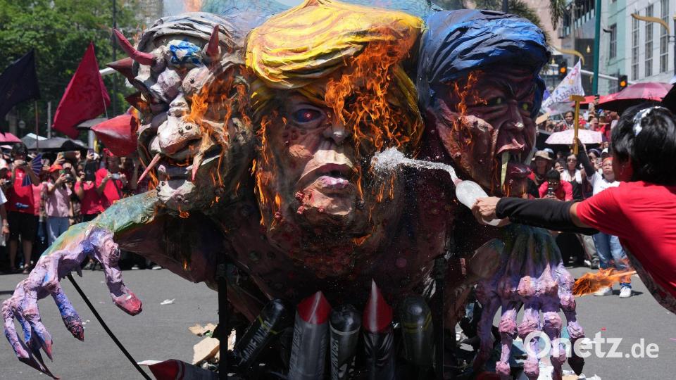 Maikundgebung in Manila: Demonstranten verbrennen Bildnisse von Trump, Netanjahu und Marcos Jr. Bild: Aaron Favila/AP/dpa
