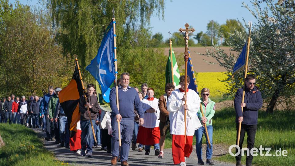 Fußwallfahrer, die von Waldthurn zum Fahrenberg zur Wallfahrtseröffnung ziehen. Bild: fvo