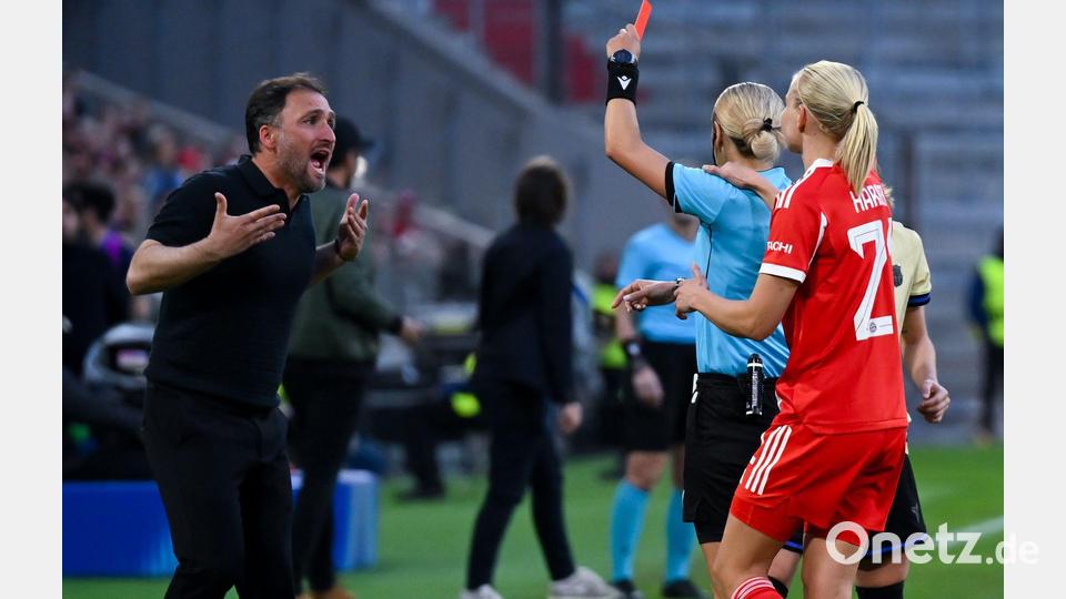 Wegen seiner Roten Karte im Rückspiel der Bayern-Frauen in Barcelona gesperrt: Trainer José Barcala (l.). (Archivbild) Bild: Sven Hoppe/dpa