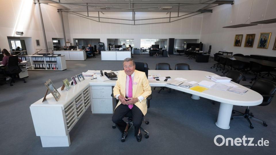 Als Berater ist er auch mit 84 Jahren noch täglich bei der Arbeit. Bild: Marijan Murat/dpa