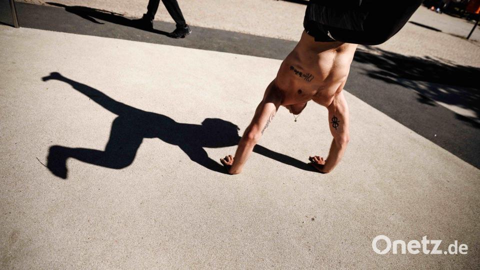 Oben ohne - 1. Mai und sommerliche Temperaturen in Berlin Bild: Carsten Koall/dpa
