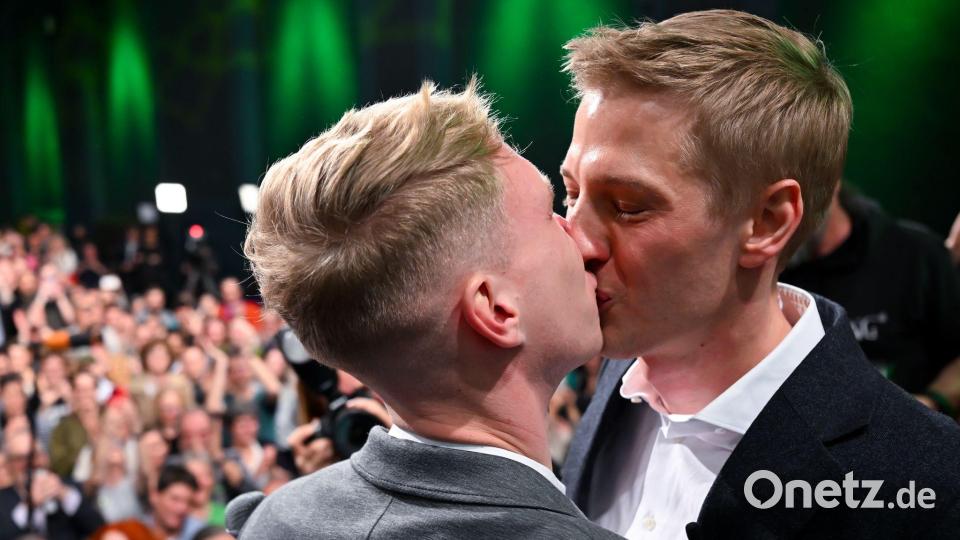 Nach seinem Wahlsieg hat Krause gefeiert, auch mit seinem Verlobten Sebastian Müller. (Archivbild) Bild: Sven Hoppe/dpa