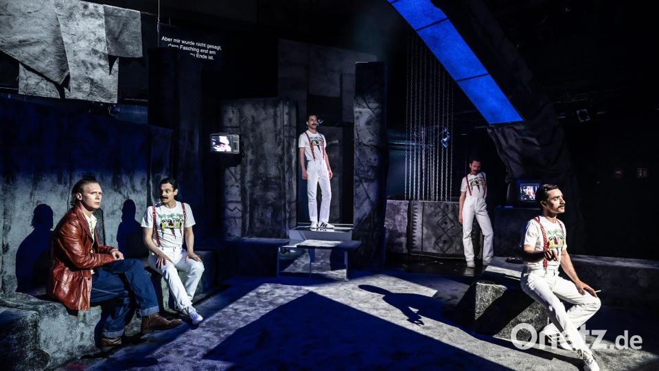 Vier Schauspieler spielen die Queen-Legende. Bild: SANDRA THEN/Residenztheater/dpa