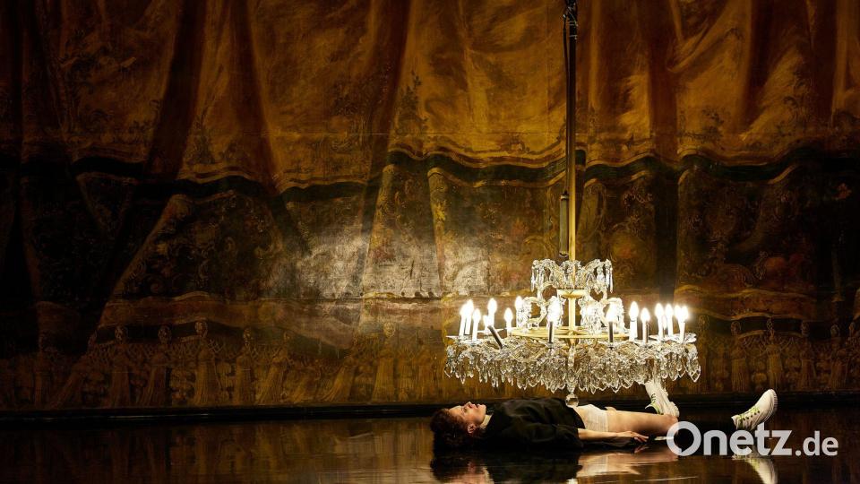 „Fräulein Else“ vom Volkstheater Wien dreht sich um den gesellschaftlichen Druck auf junge Frauen. Bild: Marcel Urlaub/ZDF/dpa