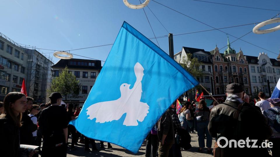 Friedensfahne bei 1.-Mai-Demo in Rostock Bild: Bernd Wüstneck/dpa