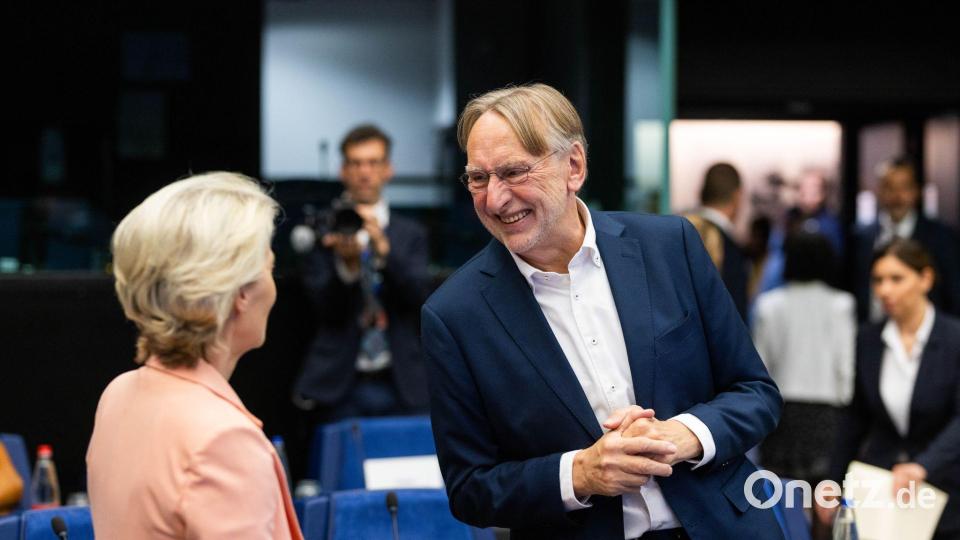 Setzten sich stark für das Abkommen ein: EU-Kommissionspräsidentin Ursula von der Leyen und der Vorsitzende des Handelsausschusses im Europäischen Parlament, Bernd Lange (SPD). (Archivbild) Bild: Philipp von Ditfurth/dpa