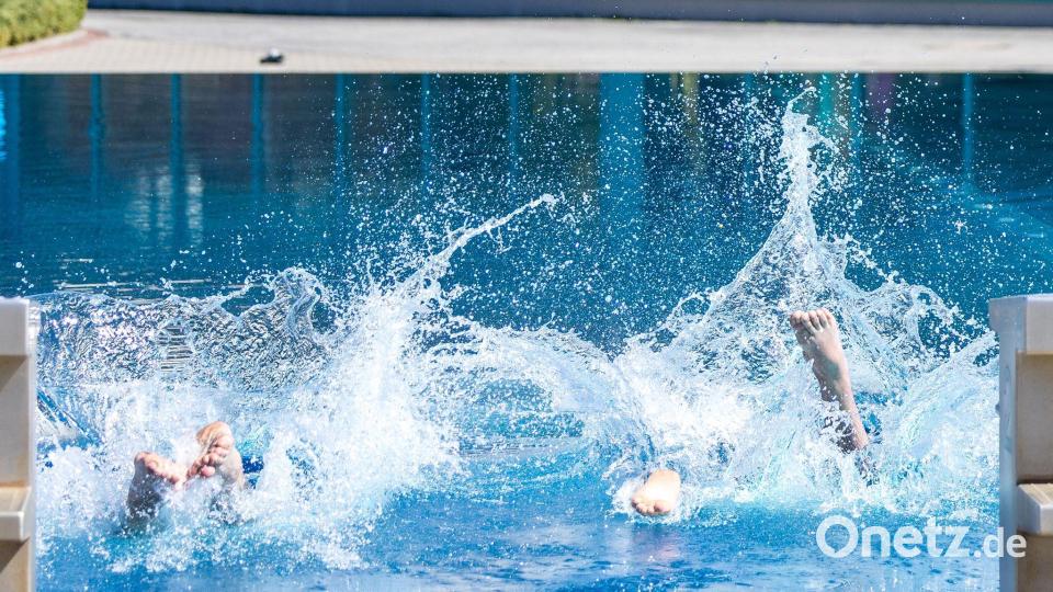 Sprung ins Becken Bild: Frank Hammerschmidt/dpa