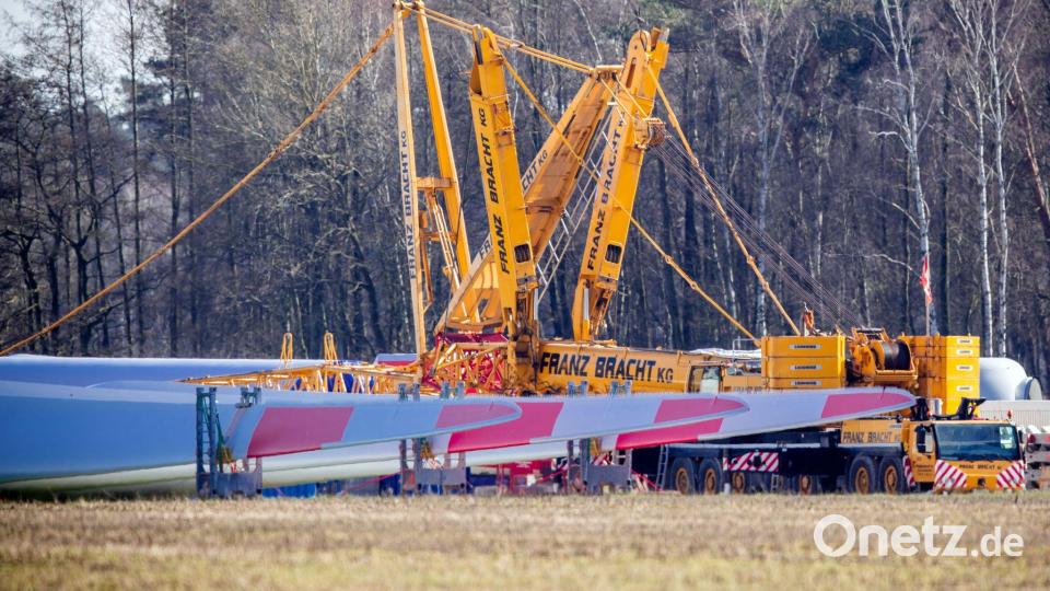 Für den Aufbau von Windkraftanlagen sind schwere Maschinen nötig. (Symbolbild) Bild: Jens Büttner/dpa-Zentralbild/dpa